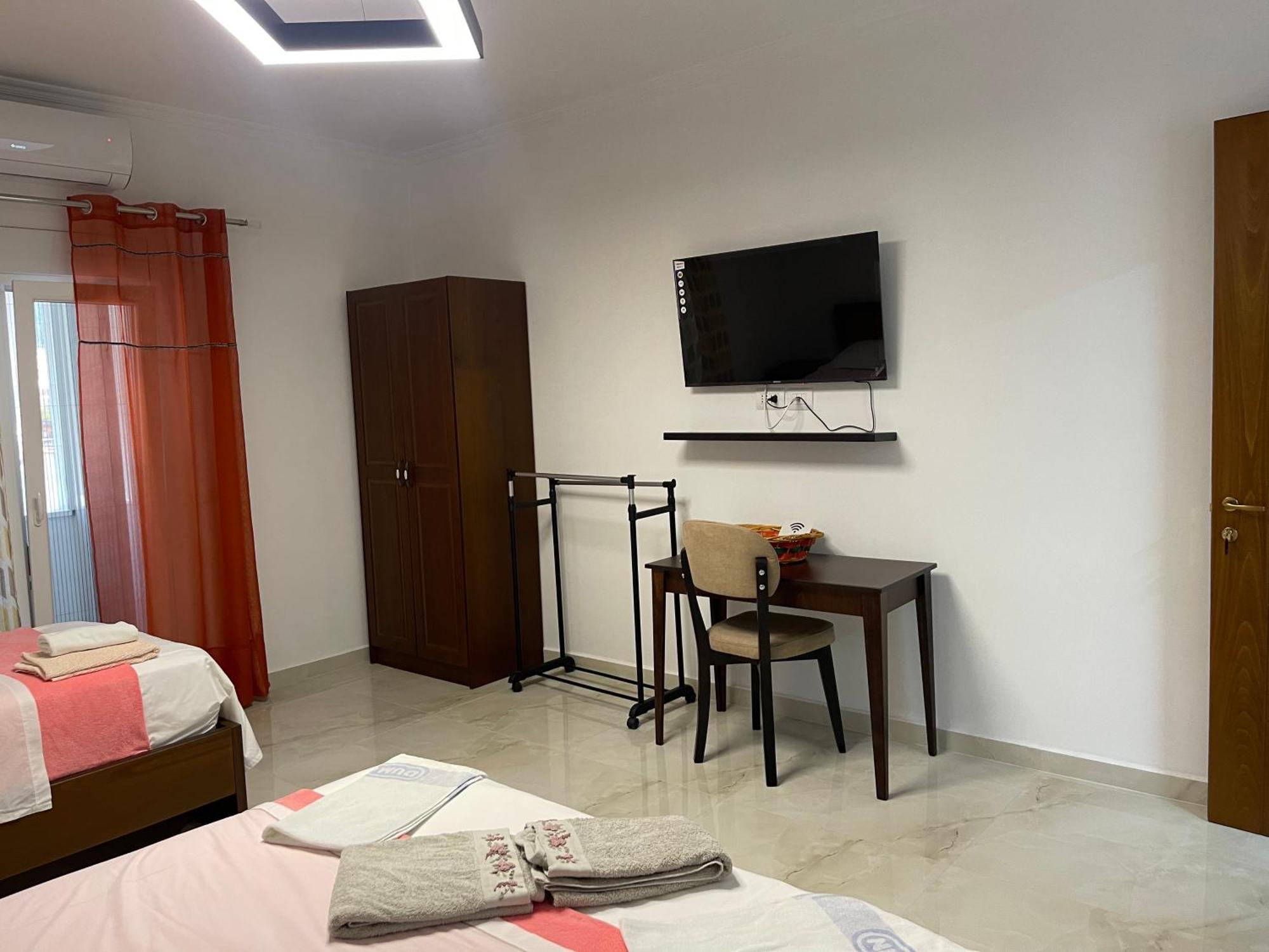 Hotel Vila C Plus Plus Berat Eksteriør billede